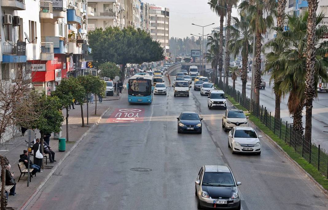 Büyükşehir belediyesinden o caddede otobüslere yeni uygulama! Trafik yoğunluğu yaşanınca baştan sona değiştirildi 4